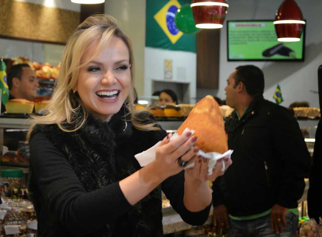 Otávio-Mesquita-leva-Eliana-para-comer-a-coxinha-gigante