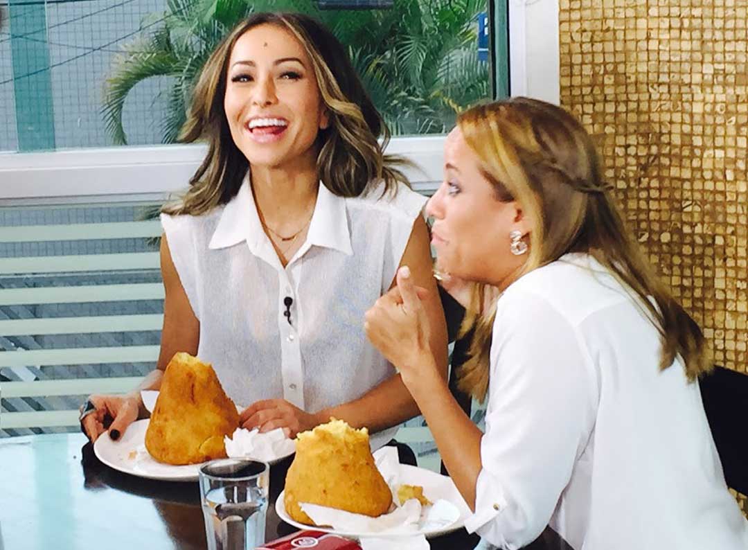 sabrina-sato-comendo-coxinha